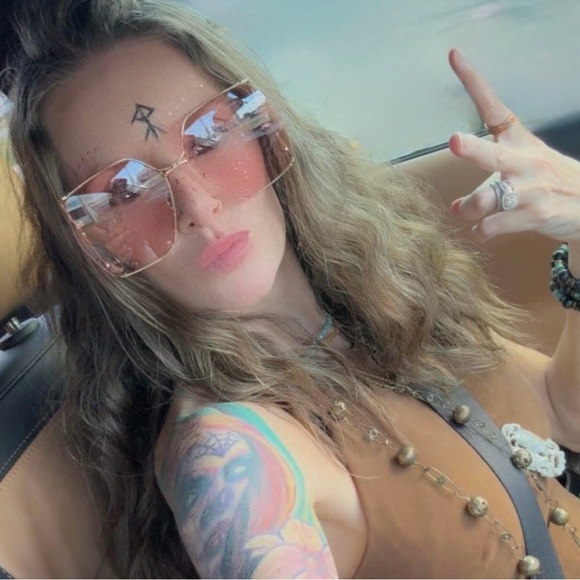 Meet your Posher, Rebekka - Picture 1 of 2